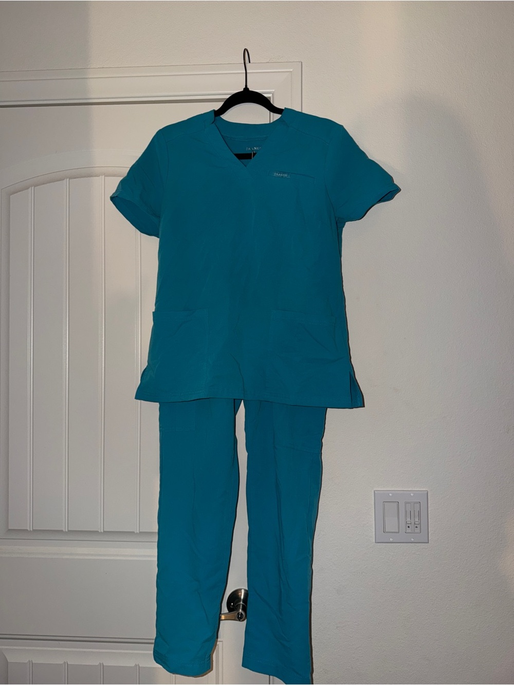 Jaanuu Women’s Scrub Set Size Small Teal V-Neck Top & Cargo Scrub Pants
